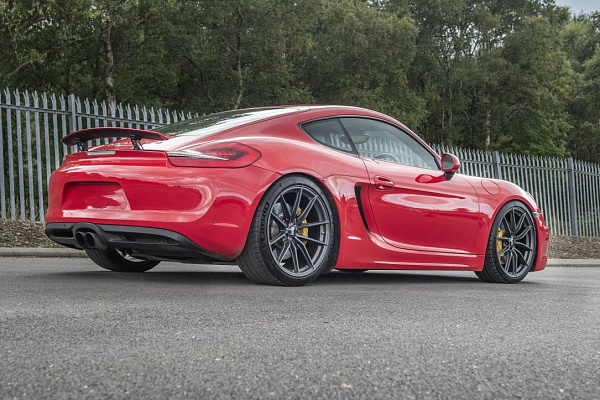 Фото дисков Bola FLC Сатиновый графит на Porsche Cayman II
