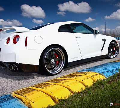 Фото дисков Strasse Wheels S5 Performance на Nissan GT-R