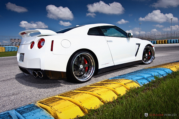 Фото дисков Strasse Wheels S5 Performance Другой цвет на Nissan GT-R