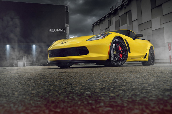 Фото дисков Strasse Wheels SM5R Deep Concave Monoblock Черный глянец на Chevrolet Corvette C7