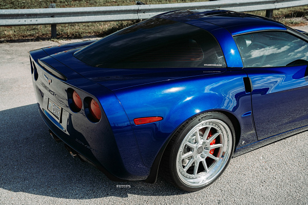 Фото дисков Strasse Wheels R10 Track Глянцевый лак на Chevrolet Corvette C6