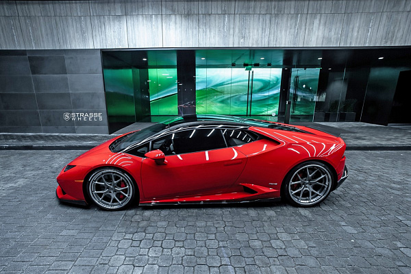 Фото дисков Strasse Wheels SM5R Deep Concave FS Сатиновый темный лак на Lamborghini Huracan