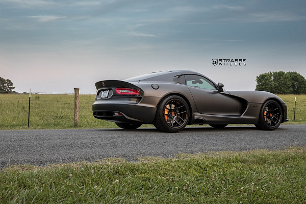 Фото дисков Strasse Wheels SM5 Deep Concave Черный глянец на Dodge Viper