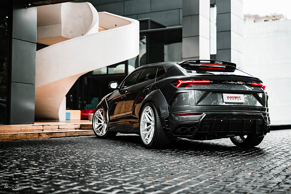 Фото дисков Brixton Forged PF8 Сатиновый лак на Lamborghini Urus