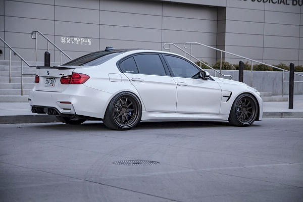 Фото дисков Strasse Wheels R10 Competition Сатиновая темная бронза на BMW 3/M3 (F3x/F80)