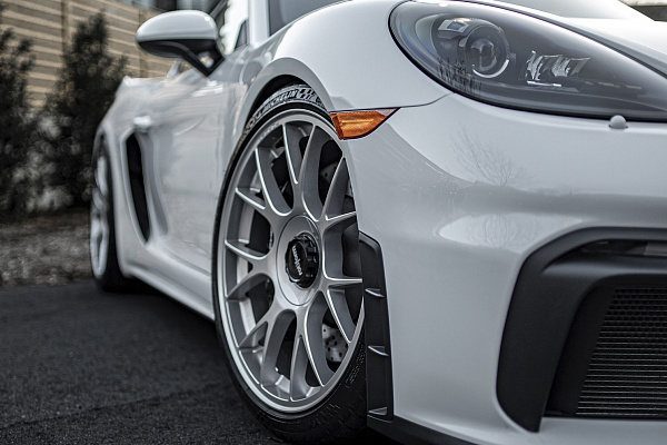 Фото дисков Rotiform TUF Серебро на Porsche Cayman III