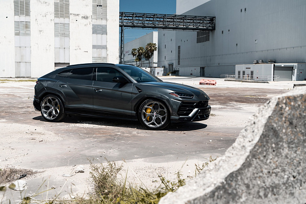 Фото дисков HRE P111SC Глянцевый тонированный лак на Lamborghini Urus