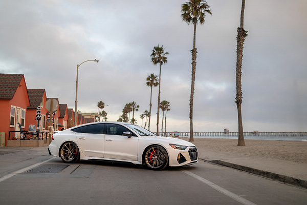 Фото дисков HRE P104SC Глянцевый темный лак на Audi A/RS 7 (4K)