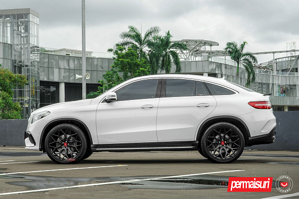 Фото дисков Vossen S17-01 Черный глянец на Mercedes-Benz GLE I