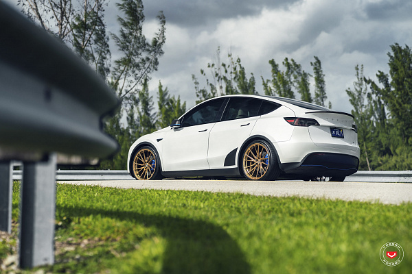 Фото дисков Vossen M-X4T Глянцевое темное золото на Tesla Model Y