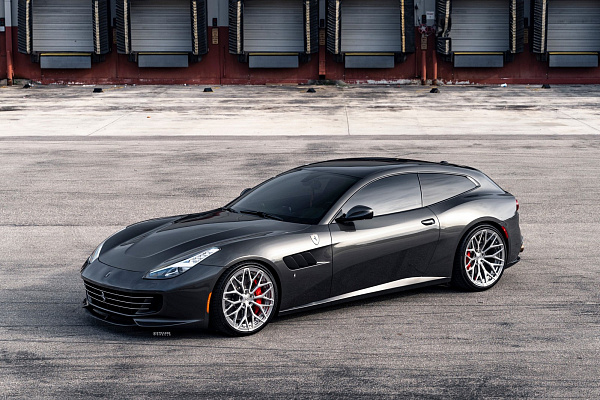 Фото дисков Strasse Wheels SV20M Deep Concave Duoblock Глянцевый лак на Ferrari GTC4Lusso