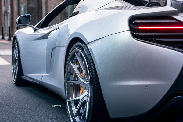 Фото дисков Strasse Wheels SM5R Deep Concave FS Сатиновый тонированный лак на McLaren 650S