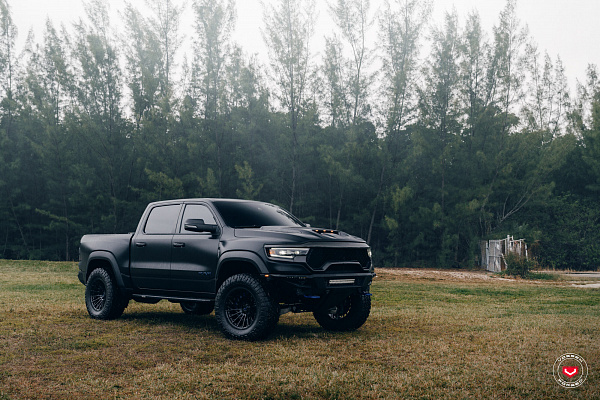 Фото дисков Vossen VFX-02T Черный глянец на Ram 1500 V