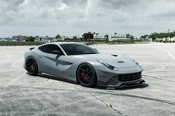 Фото дисков Strasse Wheels SM5RT Deep Concave Monoblock Черный глянец на Ferrari 812