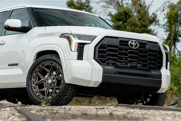 Фото дисков 4PLAY 4P55 Сатиновая бронза на Toyota Tundra III