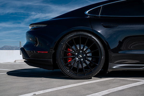 Фото дисков Savini BM16 Черный глянец на Porsche Taycan I