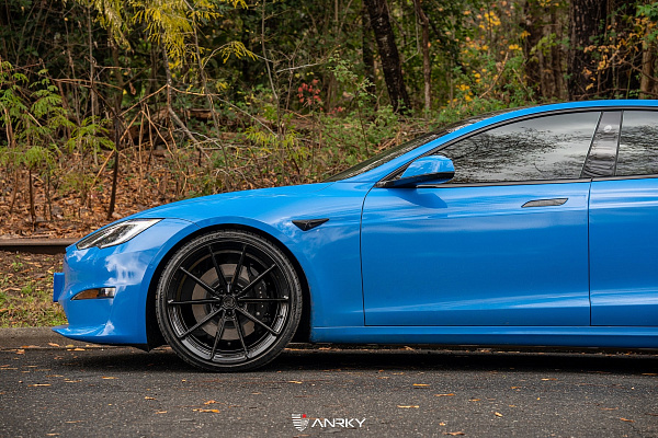 Фото дисков Anrky AN28 Черный глянец на Tesla Model S