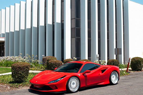 Фото дисков HRE 501 Белый глянец на Ferrari F8