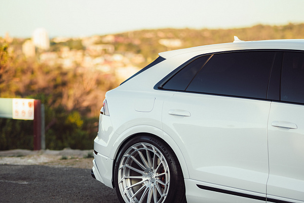 Фото дисков Strasse Wheels SV15FF Deep Concave Duoblock Глянцевый лак на Audi Q8