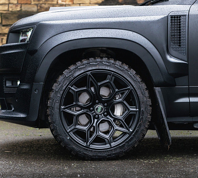 Фото дисков Kahn Type 57 RS на Land Rover Defender II