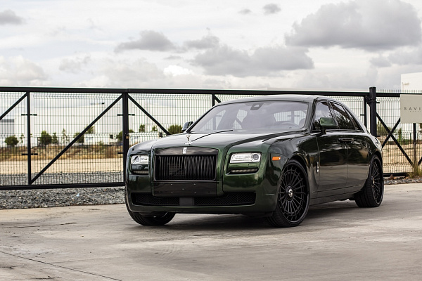 Фото дисков Savini SL7 Черный глянец на Rolls-Royce Ghost I