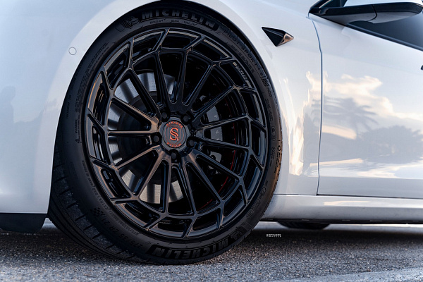 Фото дисков Strasse Wheels SV15FF Deep Concave Duoblock Черный глянец на Tesla Model S