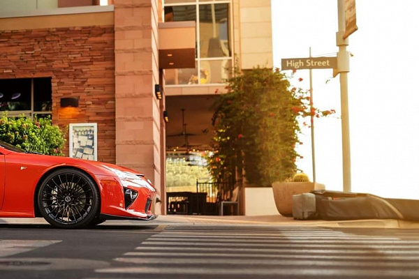 Фото дисков Brixton Forged HS1 Черный глянец на Lexus LFA