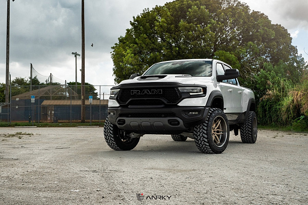 Фото дисков Anrky AN36 Сатиновое золото на Ram 1500 V