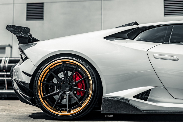 Фото дисков Strasse Wheels SV10 Deep Concave FS Другой цвет на Lamborghini Huracan