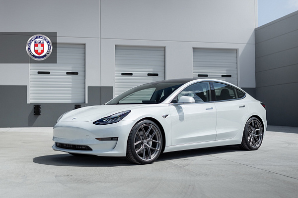 Фото дисков HRE P101SC Сатиновый темный лак на Tesla Model 3