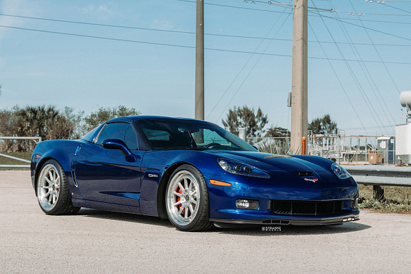 Фото дисков Strasse Wheels R10 Track Глянцевый лак на Chevrolet Corvette C6