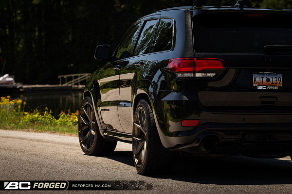 Фото дисков BC Forged RZ21 Глянцевая бронза на Jeep Grand Cherokee IV