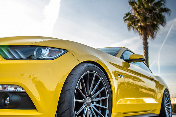 Фото дисков Vossen VFS-2 Глянцевый графит на Ford Mustang VI