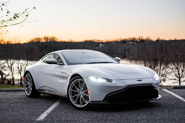 Фото дисков HRE P204 Серебро на Aston Martin Vantage 4