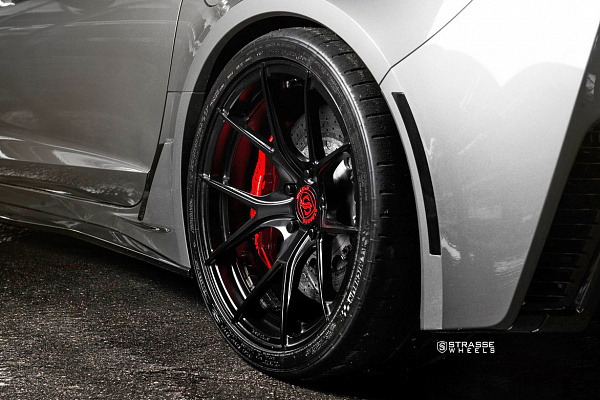 Фото дисков Strasse Wheels SM5R Deep Concave Monoblock Черный глянец на Chevrolet Corvette C7