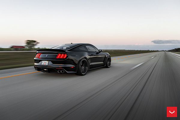 Фото дисков Vossen VFS-10 Черный глянец на Ford Mustang VI