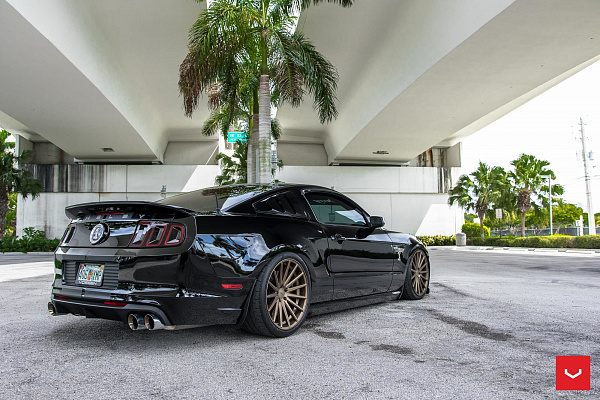 Фото дисков Vossen VFS-2 Сатиновая бронза на Ford Mustang V