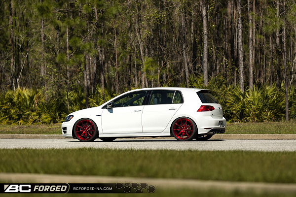Фото дисков BC Forged RZ39 Красный глянец на Volkswagen Golf VII