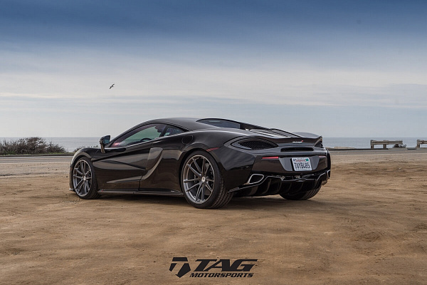 Фото дисков HRE P104 Глянцевый темный лак на McLaren 570S