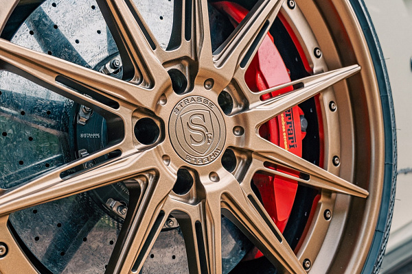 Фото дисков Strasse Wheels SV10-RS Deep Concave FS Сатиновая бронза на Ferrari F12