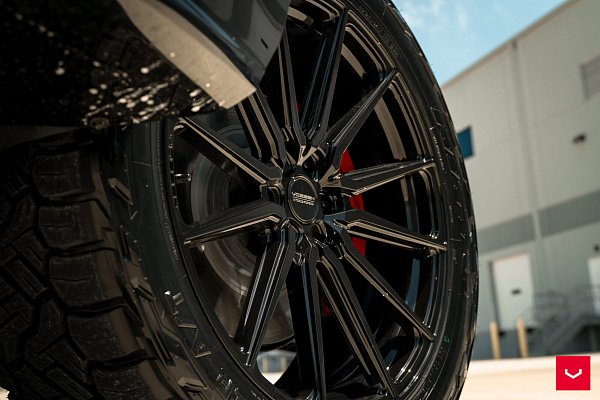 Фото дисков Vossen HF6-1 Черный глянец на Cadillac Escalade V