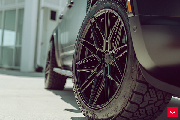 Фото дисков Vossen HF-7 Черный глянец на Land Rover Defender II