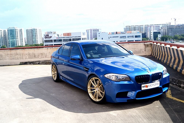 Фото дисков HRE P104 Глянцевое золото на BMW 5/M5 (F10)