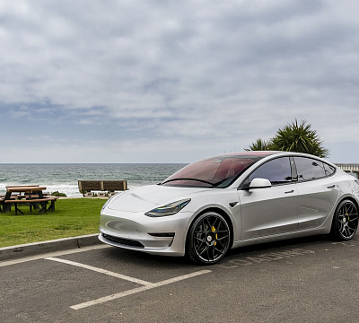 Фото дисков HRE FF01 на Tesla Model 3
