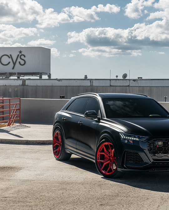 Фото дисков EVO-3 Красный глянец на Audi Q8
