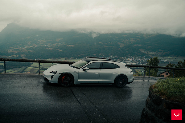 Фото дисков Vossen HF-8 Черный глянец на Porsche Taycan I