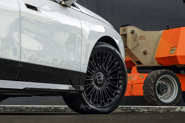 Фото дисков Brixton Forged LX01 Черный сатин на BMW iX