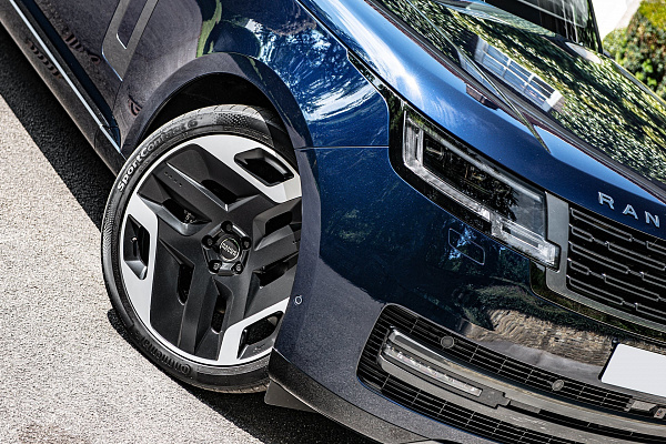 Фото дисков Kahn Type 33 RS Черный сатин на Range Rover V