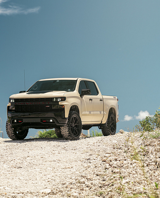 Фото дисков HF6-4 Черный сатин на Chevrolet Silverado IV