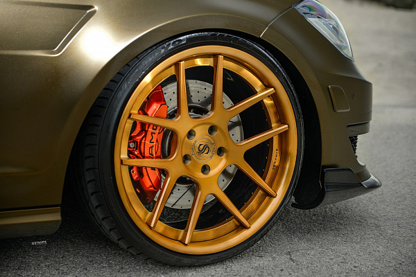 Фото дисков Strasse Wheels SM5 Deep Concave Сатиновое золото на Mercedes-Benz CLS (C218)